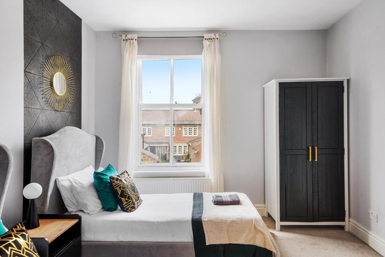 Pristine Stylish Townhouse On The Stray! - Sleeps 9 Villa Harrogate Bagian luar foto