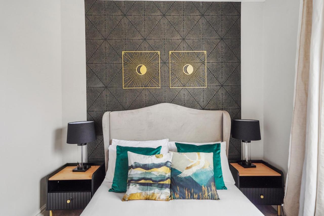 Pristine Stylish Townhouse On The Stray! - Sleeps 9 Villa Harrogate Bagian luar foto