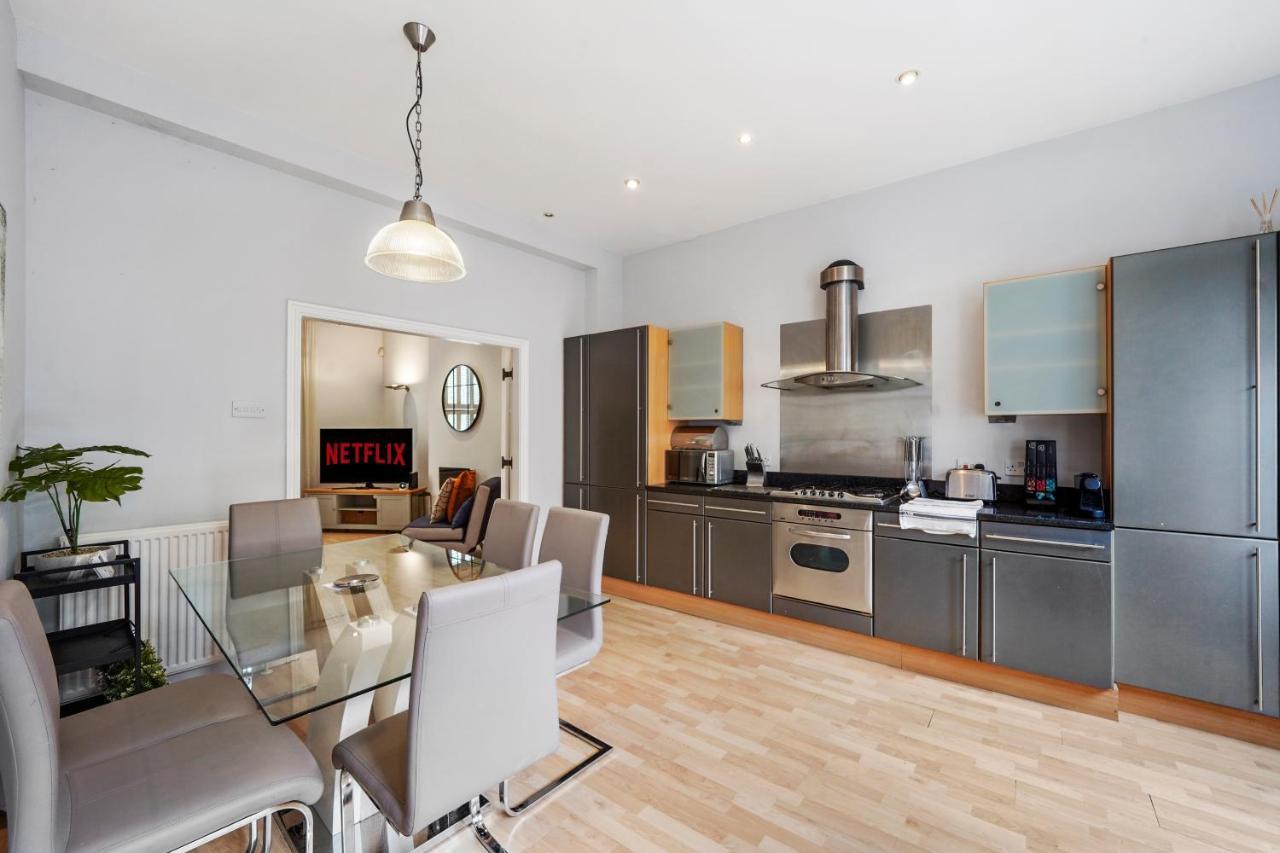 Pristine Stylish Townhouse On The Stray! - Sleeps 9 Villa Harrogate Bagian luar foto