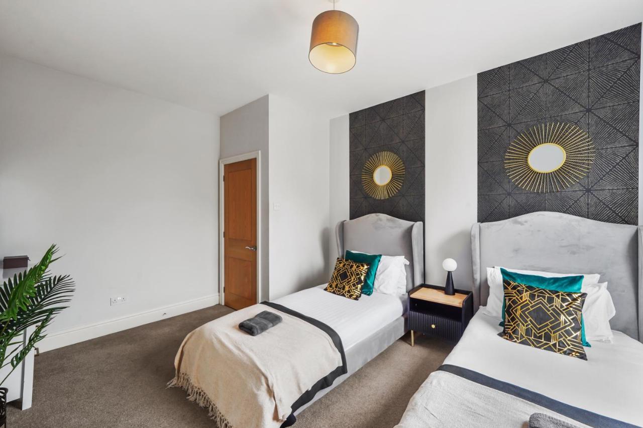 Pristine Stylish Townhouse On The Stray! - Sleeps 9 Villa Harrogate Bagian luar foto