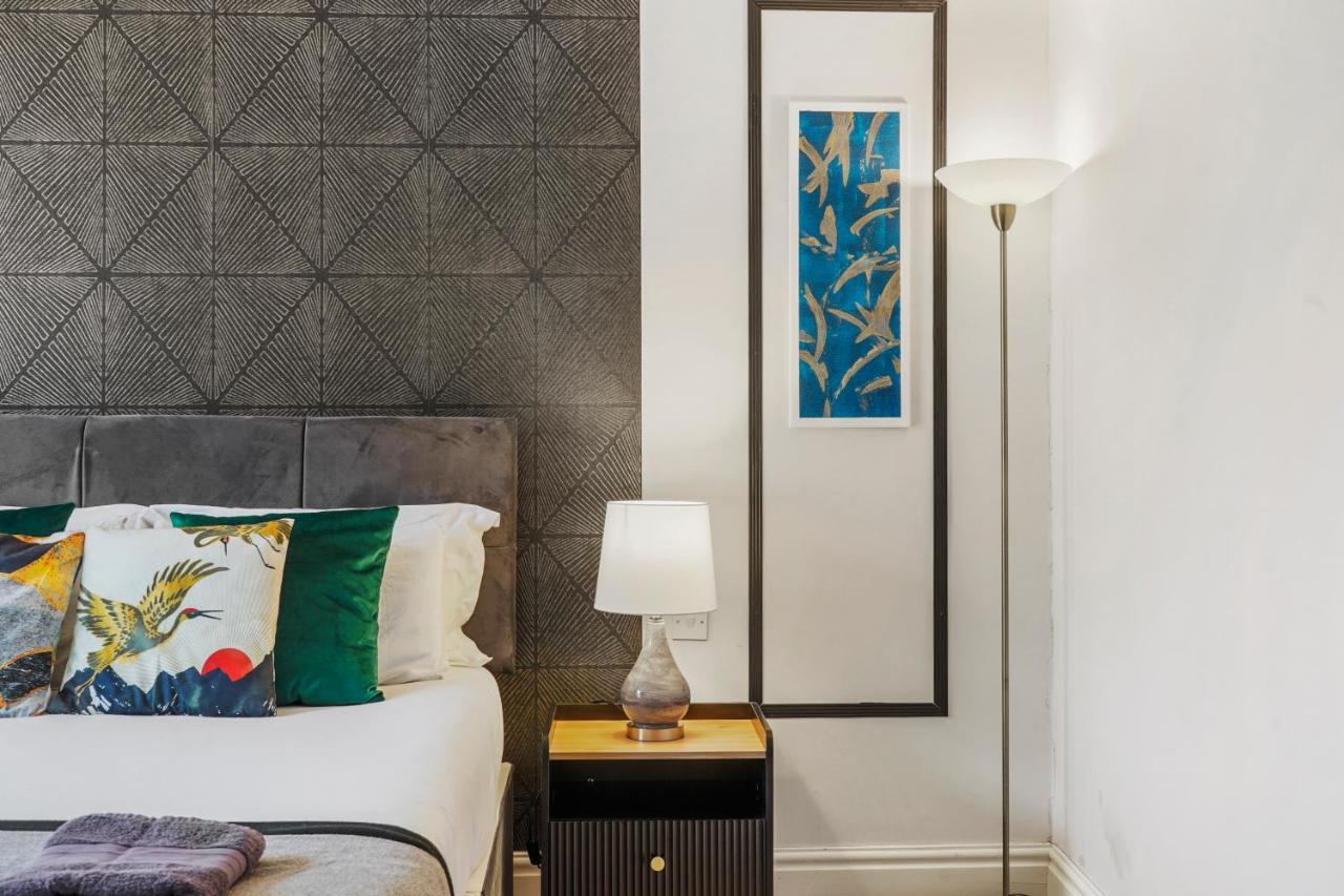 Pristine Stylish Townhouse On The Stray! - Sleeps 9 Villa Harrogate Bagian luar foto