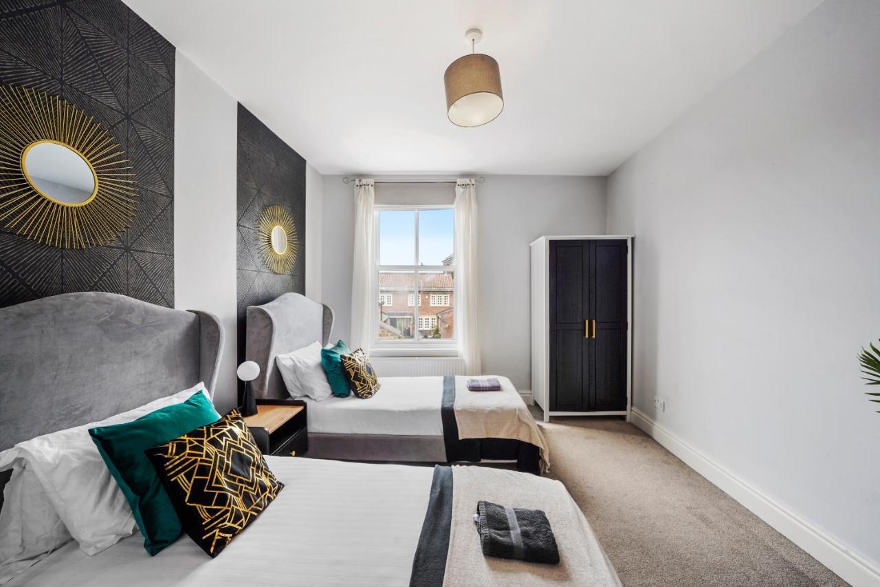Pristine Stylish Townhouse On The Stray! - Sleeps 9 Villa Harrogate Bagian luar foto