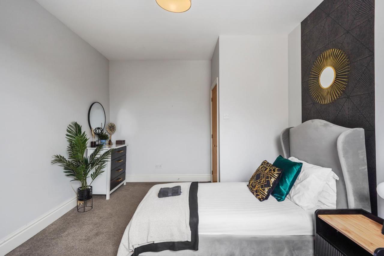 Pristine Stylish Townhouse On The Stray! - Sleeps 9 Villa Harrogate Bagian luar foto